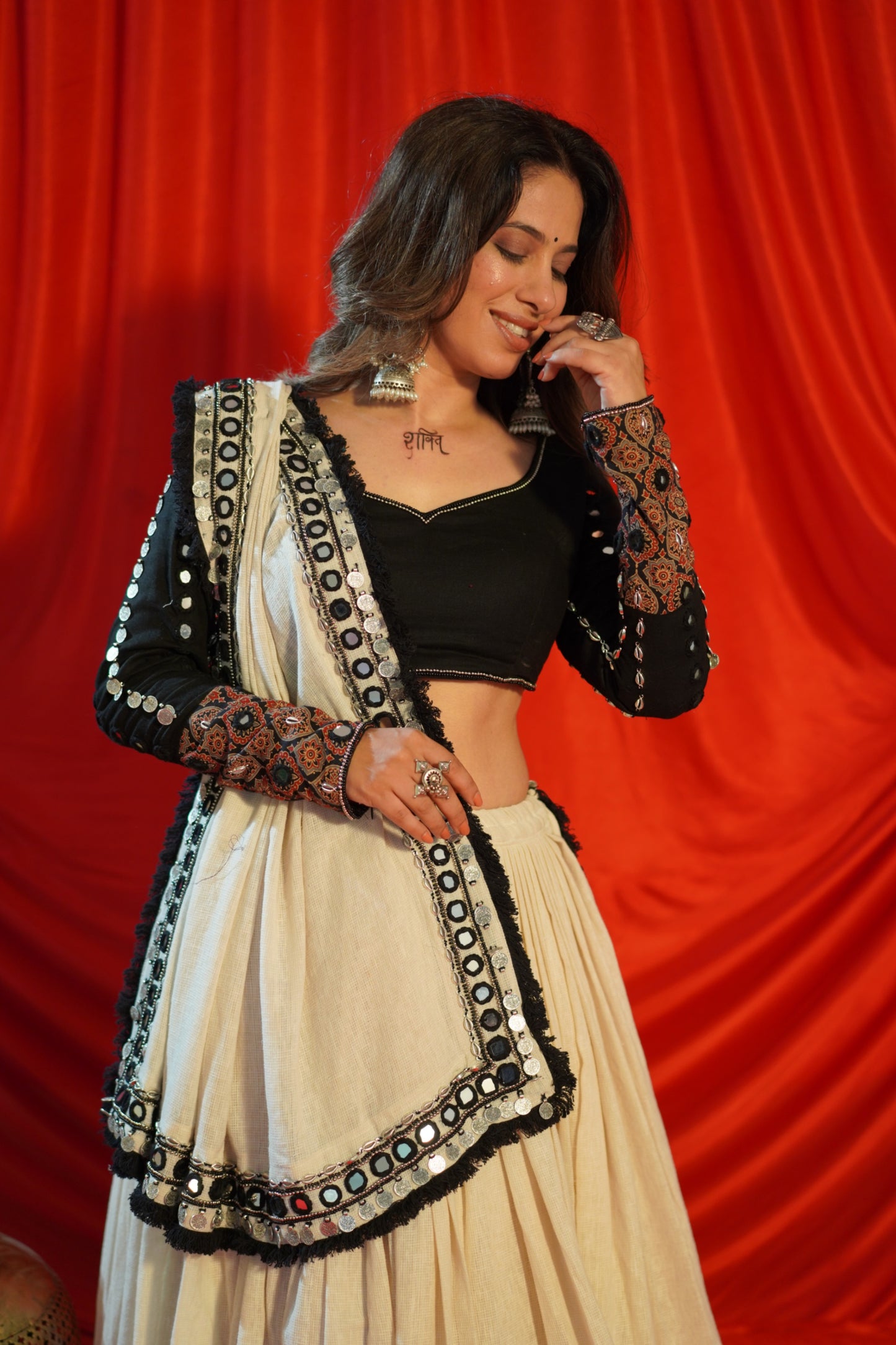 Black & Ivory Jute Navratri Chaniya Choli Set with Boho Mirror Dupatta – GlamGirl Raas2025 Exclusive