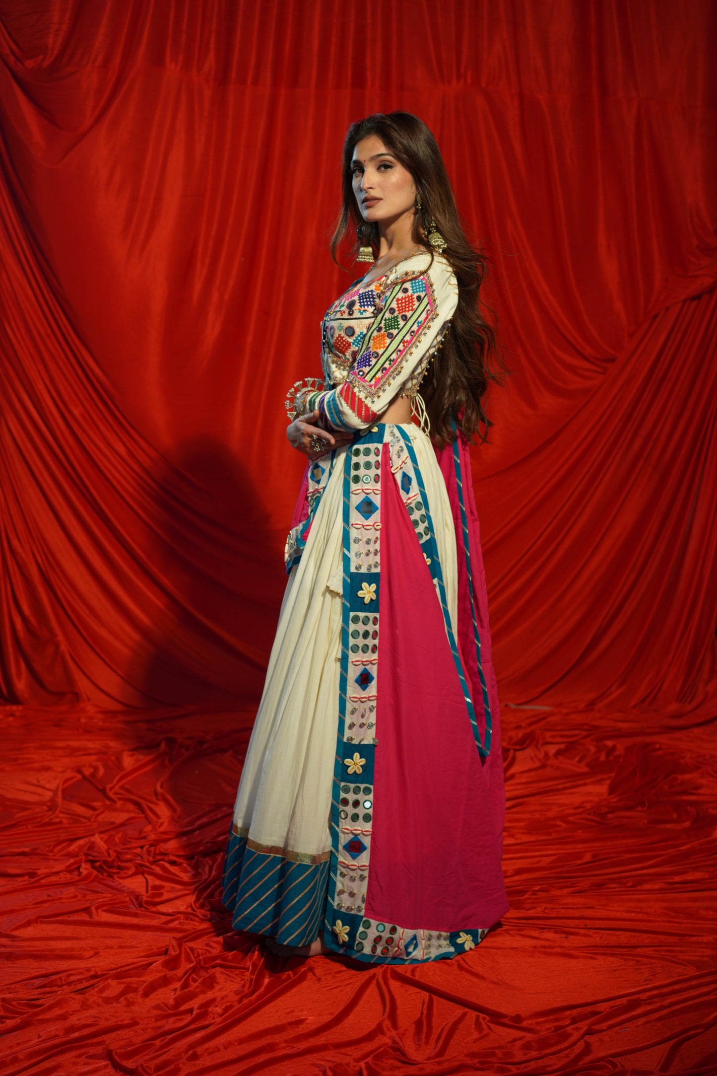 White Mul Cotton Chaniya Choli with Heritage Kachhi Work Blouse & Mirror-Coin Handcrafted Dupatta โ Navratri Raas Collection 2025